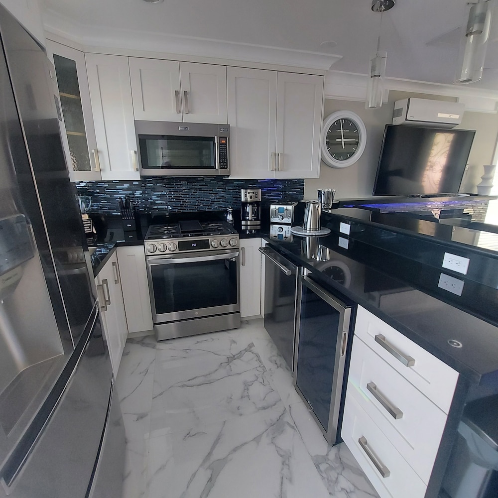 Sunset Mews Luxurious 3 Bed Townhouse - Image 5