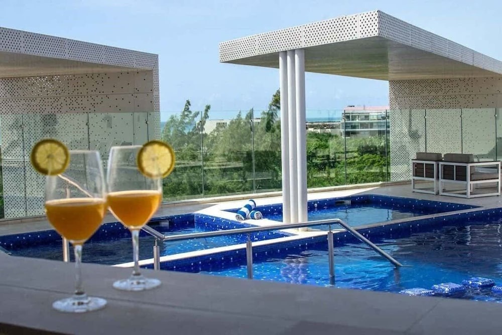 1 Br. Steps From the Beach Roof W/ocean View