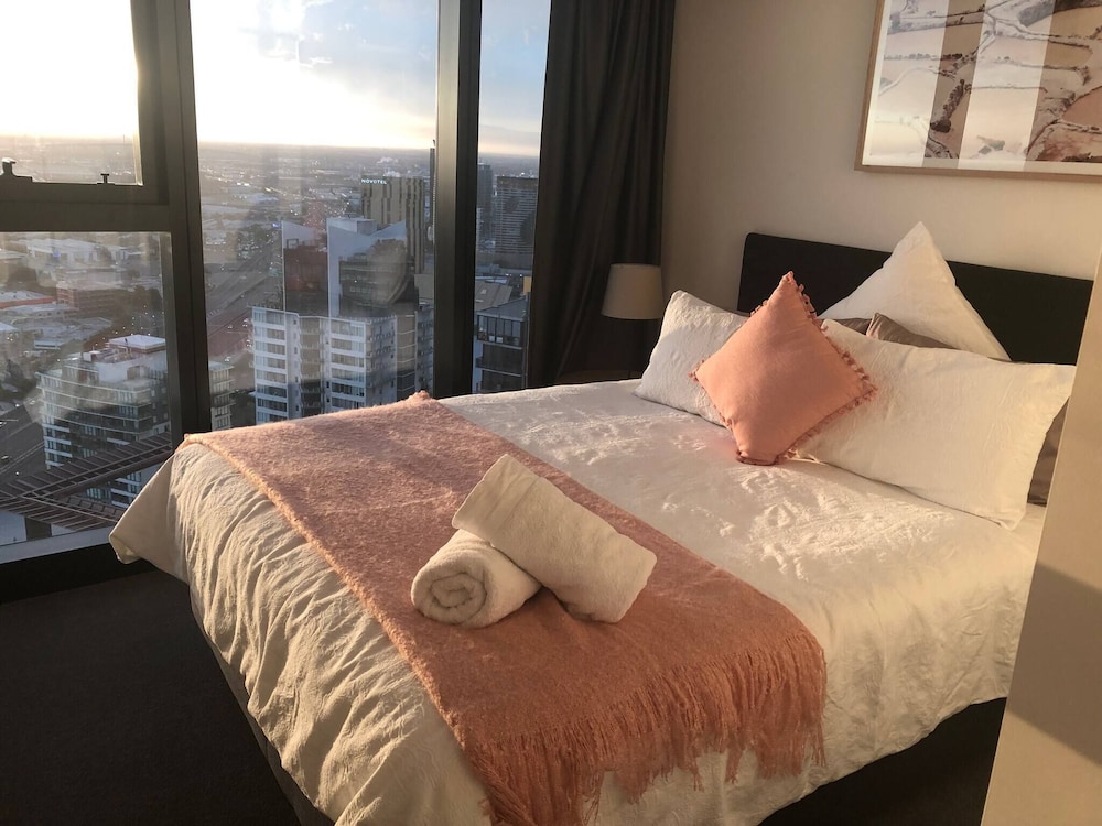 Southbank 2BR High City Views Enjoy Wine, Gym, Pool, Wifi