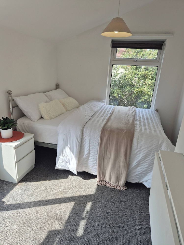 Spacious Large 4BR Home Train Station University
