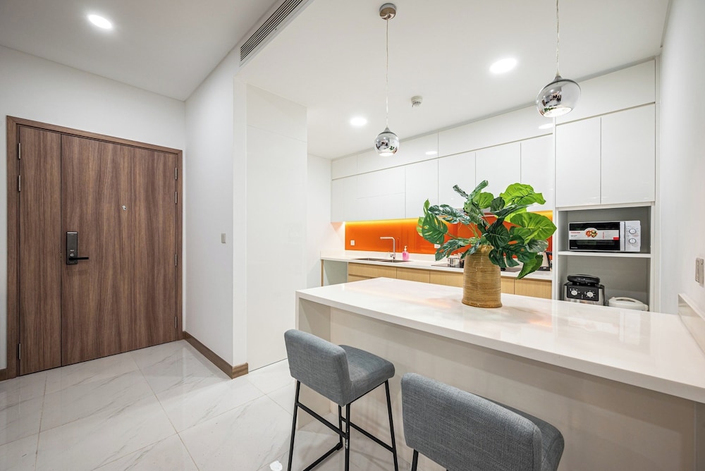 Luxury Sunwah Apartment near Landmark 81 - City View