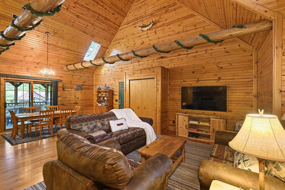 Log Home Near Lake - Fish Boat Bike Pets view 2