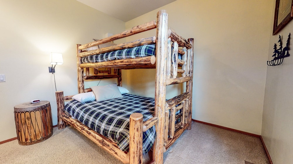 Snowcreek V #757 5 Bedroom Condo by RedAwning view 3