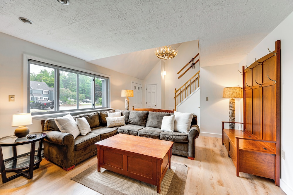 Condo w/ Deck & Grill < 5 Miles to Loon Mountain!