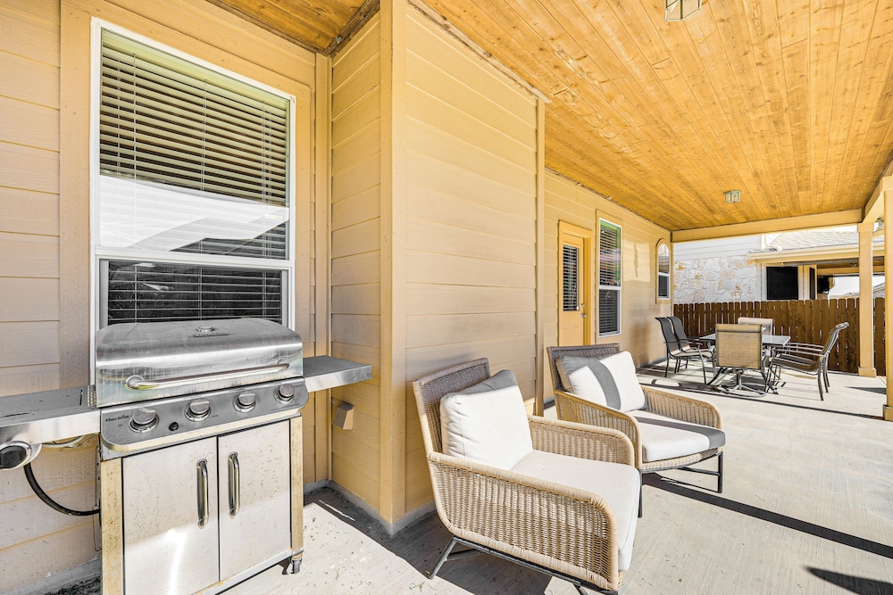 5 Mi to Randolph Afb: Spacious Cibolo Haven!