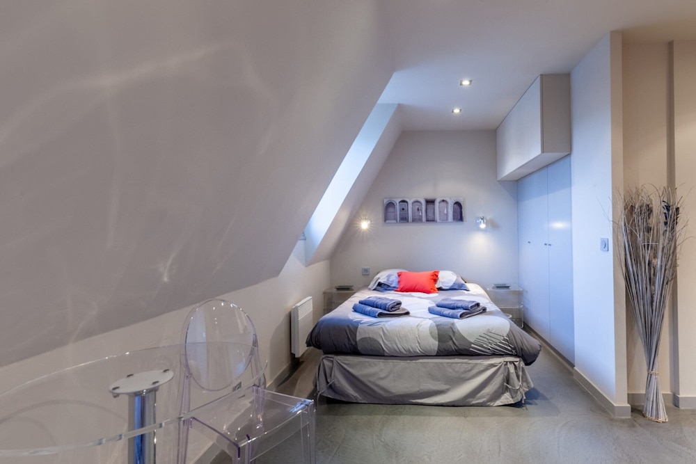 Apartment With Parking on Place de Morny