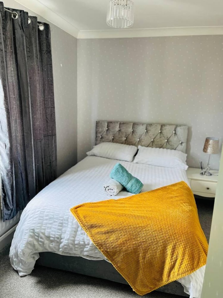 Lovely 2-bed House in Rochester view 3