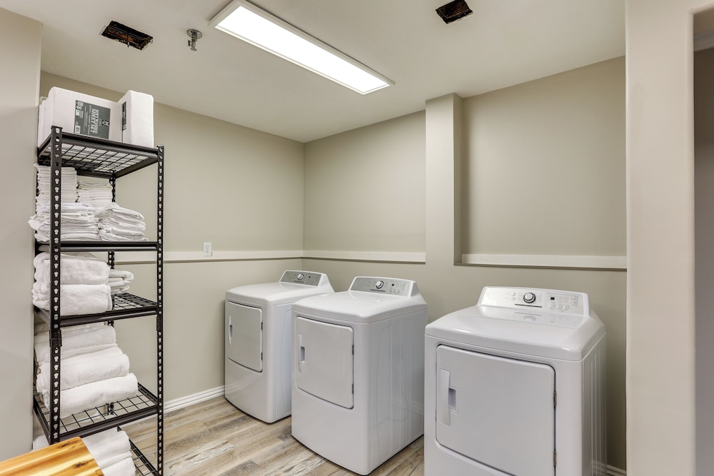 Half-mi to Oakland City Golf Club: Sleek Apartment