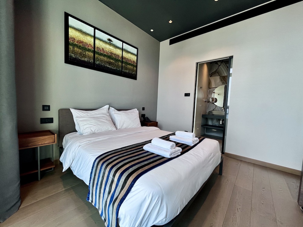 128 LIM - 2001 Stay Only Tower Suite