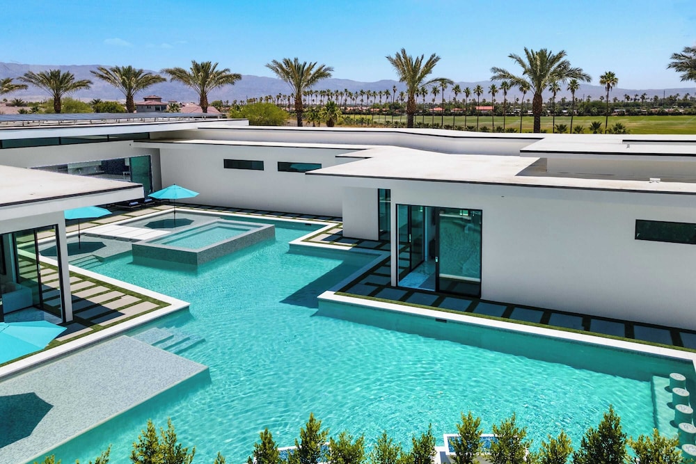 Sleeps 23 Pool, Hot Tub & Putting Green Minutes to Golf & Dining Bravo Villa #7 by Avantstay