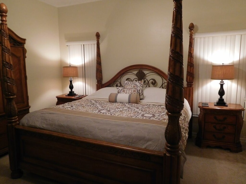 Palm Lake Villa 6 Bedroom Home