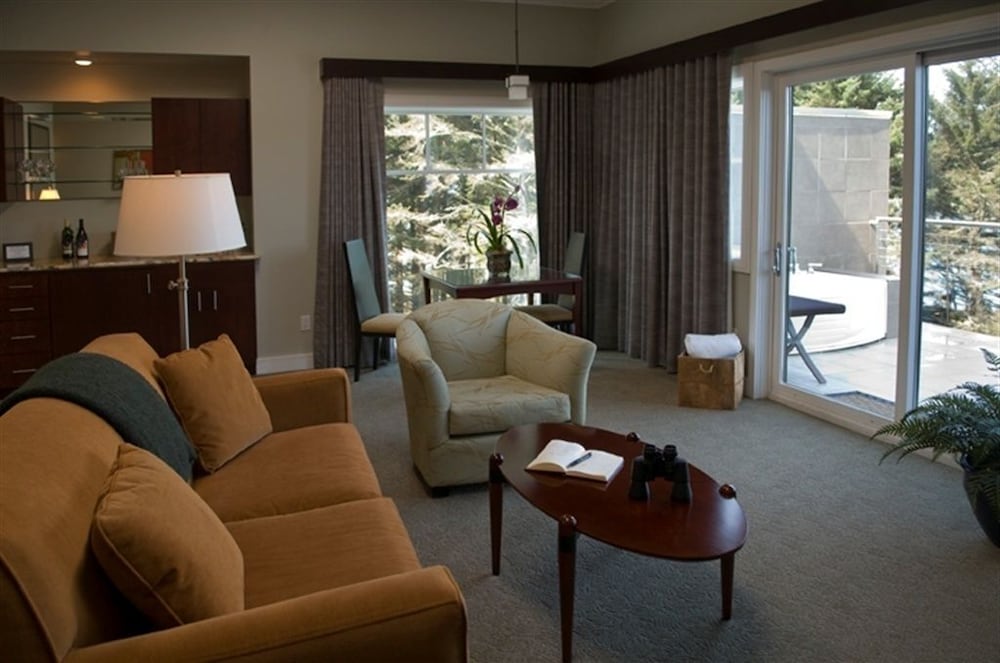Whale Cove Inn