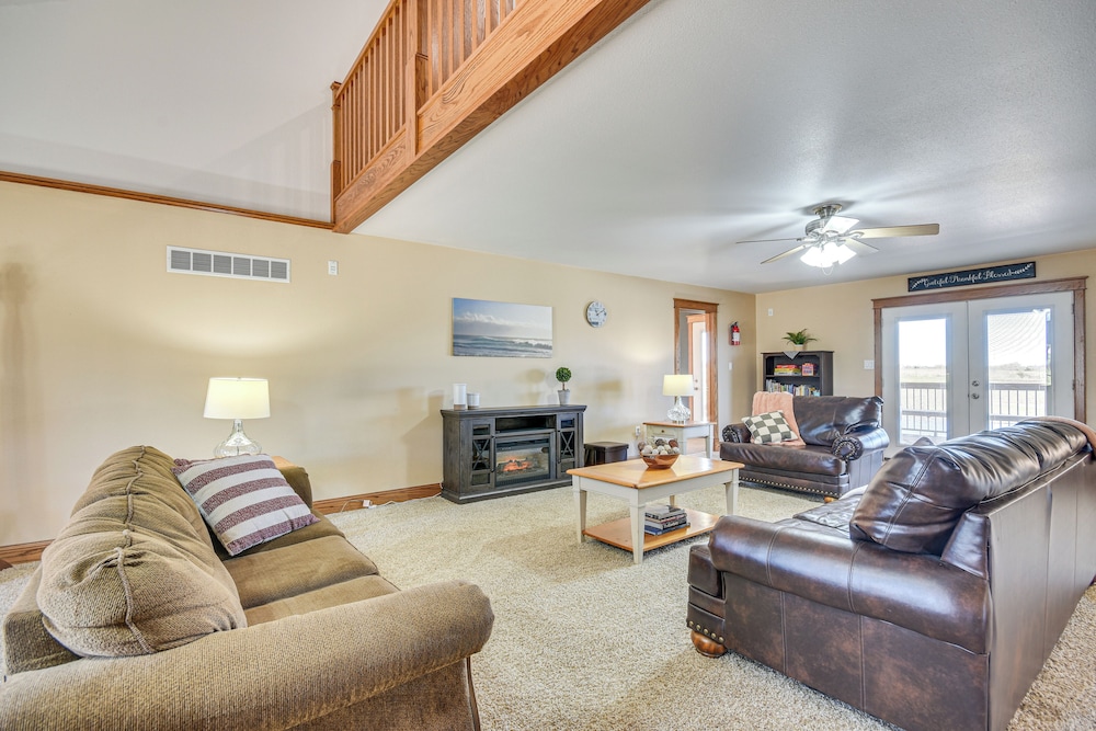 Pond Access & Fishing: 'cedar Lodge' in Versailles