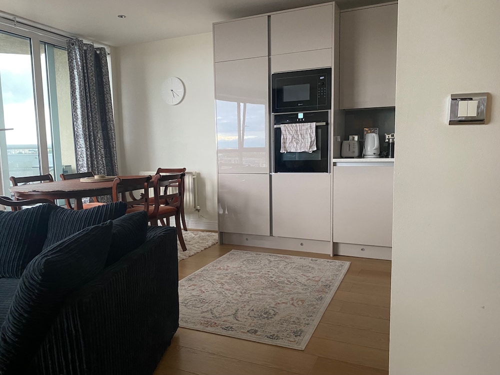 2 Bed Flat - Sleeps 4 - Parking - Wifi