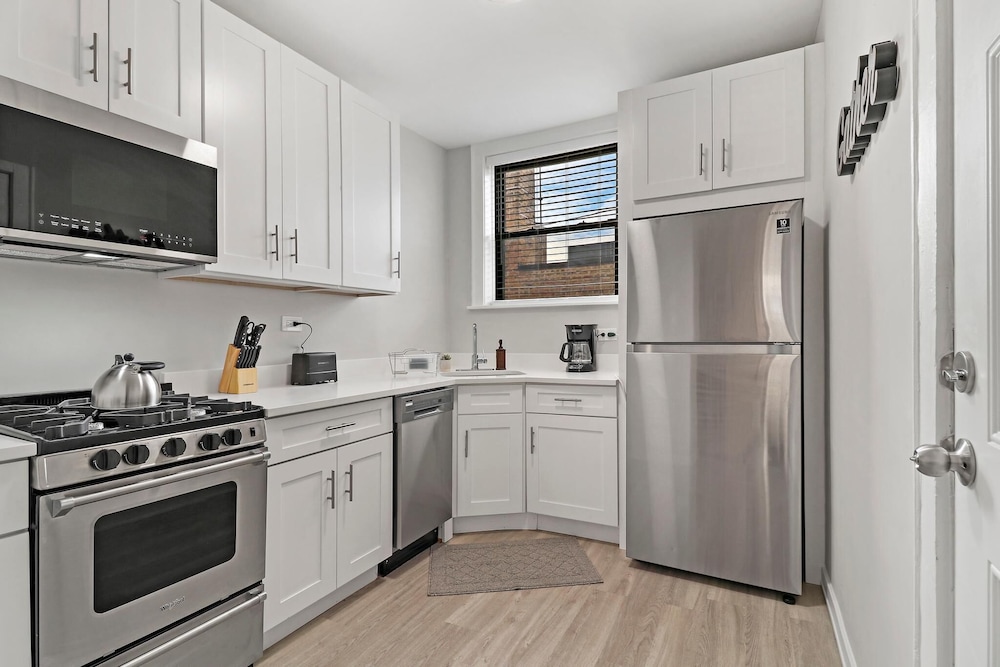 Portage Park 1BR Retreat - Montrose 2S