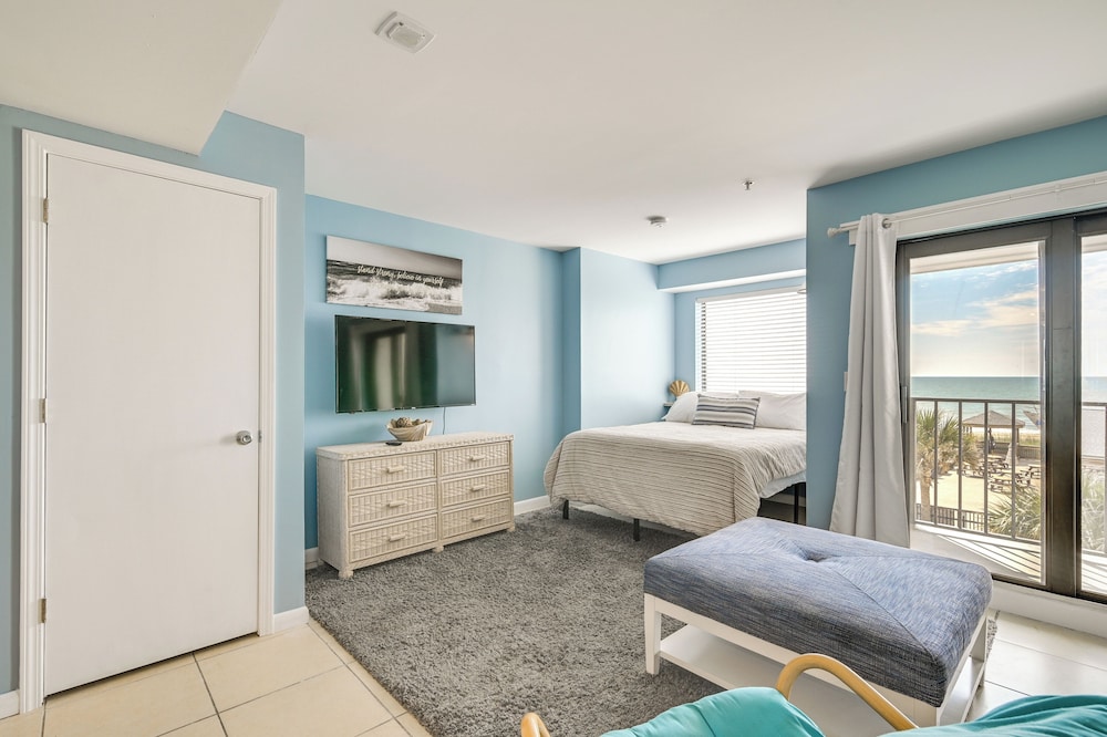 Oceanfront Resort Condo w/ Balcony in Myrtle Beach