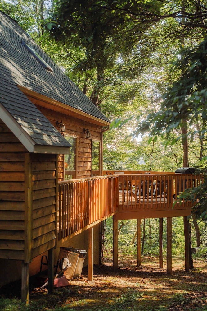 Cheerful Two Bdrm Cabin With Hot Tub & Pet Friendly