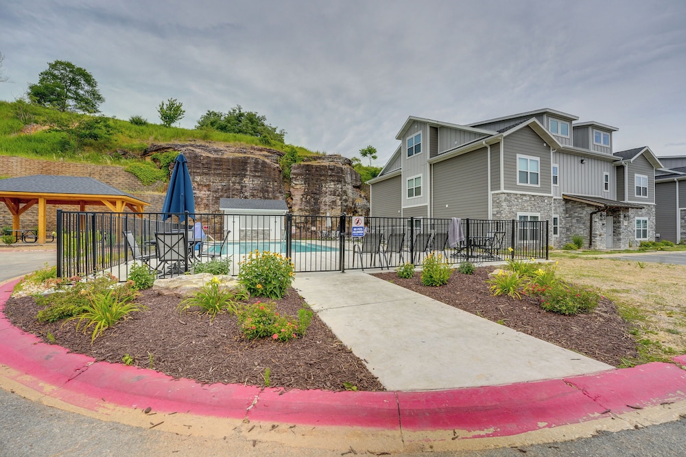2 Mi to Table Rock Lake: Branson Condo w/ Balcony!