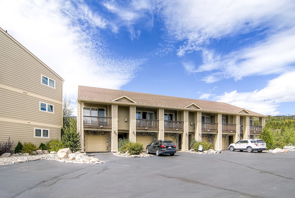 The Pointe Town Homes by CRMR view 5