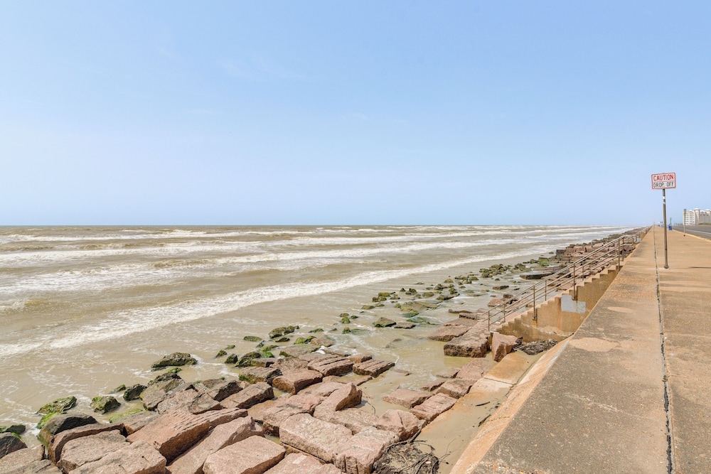 Walk to Beach: Pool-view Condo in Galveston!