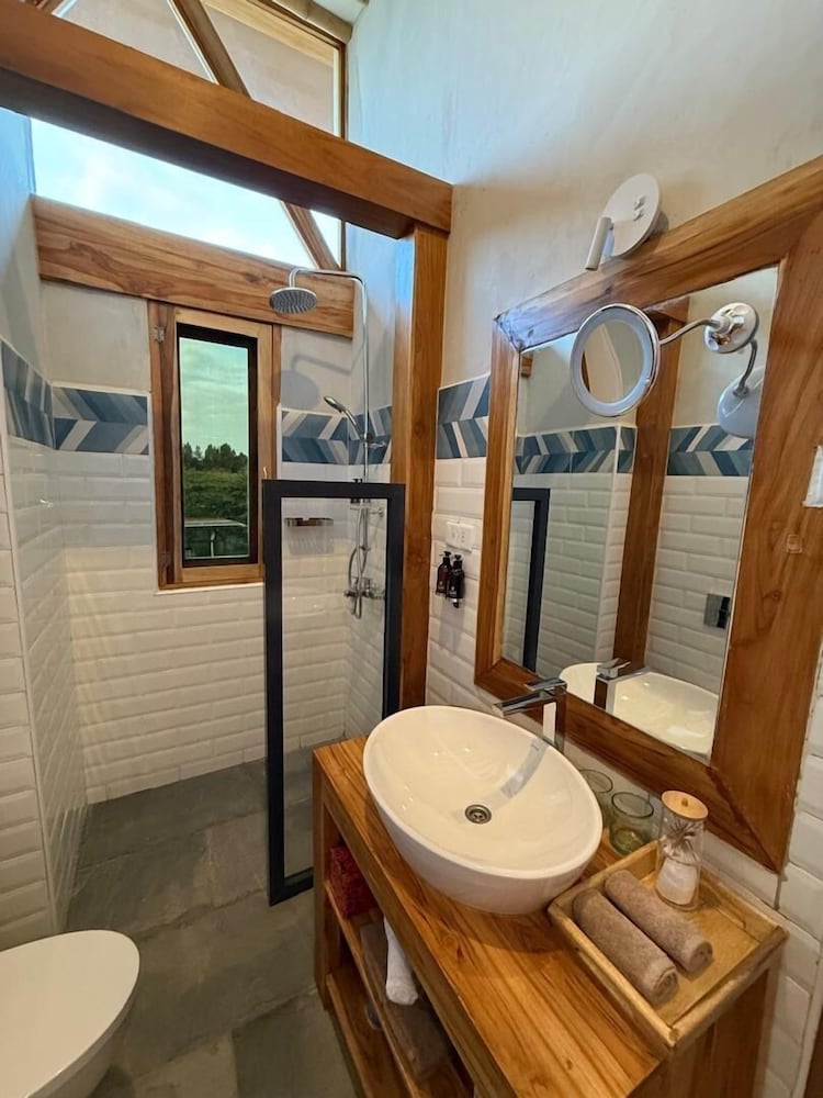 Moyoni Africa Lodge & Tours