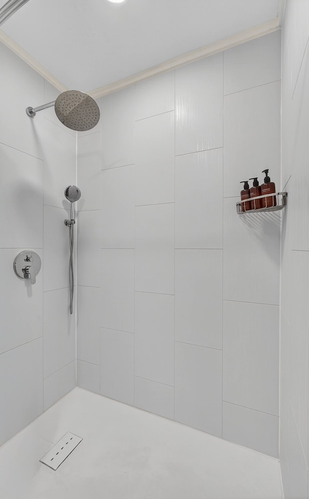 Luxury Meets Paradise Family-friendly 4BR w Pool