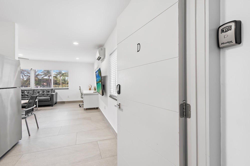 Unique Retreat - Unit D: Cool 2nd-floor Retreat
