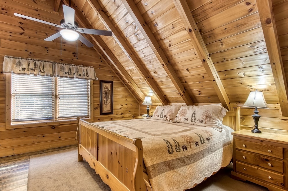 Er101 - Heavenly Hideaway Great Location - Close To Town! 6 Bedroom Cabin by RedAwning view 5