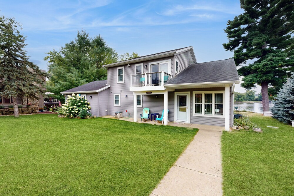 4 BR Tranquil Lakefront Retreat w/ Fire Pit