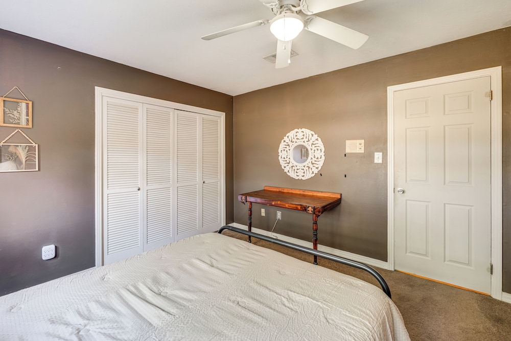 2 Mi to Gulfport Beaches: Poolside Paradise!