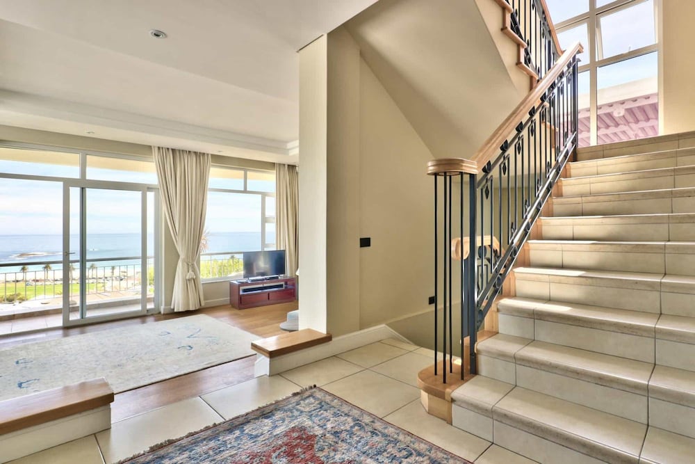Camps Bay Home w Pool Garden Sea View Tree Villa