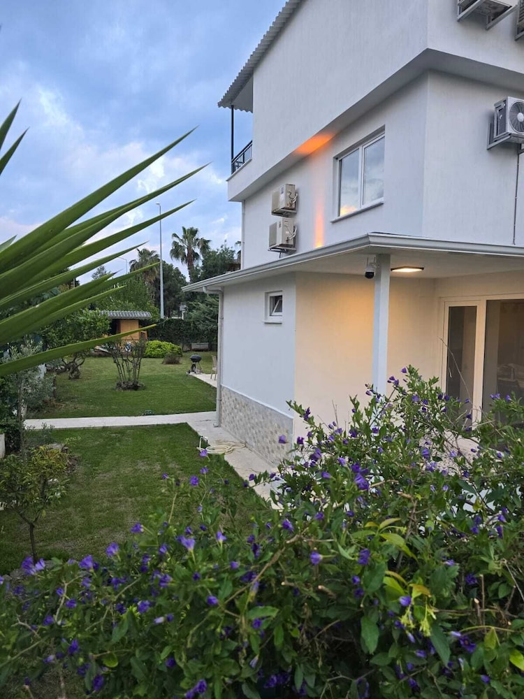 VILLA OLINDA 4 BED with huge garden