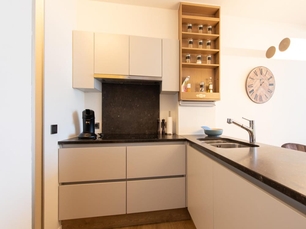 Apartment With Frontal sea View in Raversijde