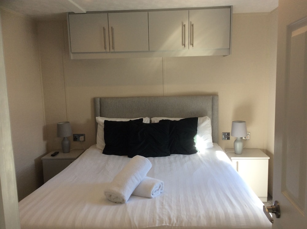2 Bed Luxury Lodge With Hot Tub Allerthorpe York view 2