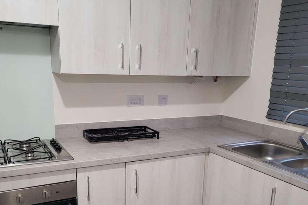 Central 2 Bed Home - Parking, Ev Point, Garden