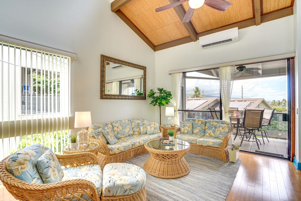 Downtown Kailua-kona Condo w/ Pool & Views