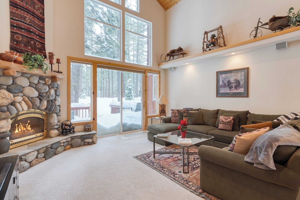 Pinewood Lodge by Avantstay Cozy Cabin Near Ski Resorts & Hiking