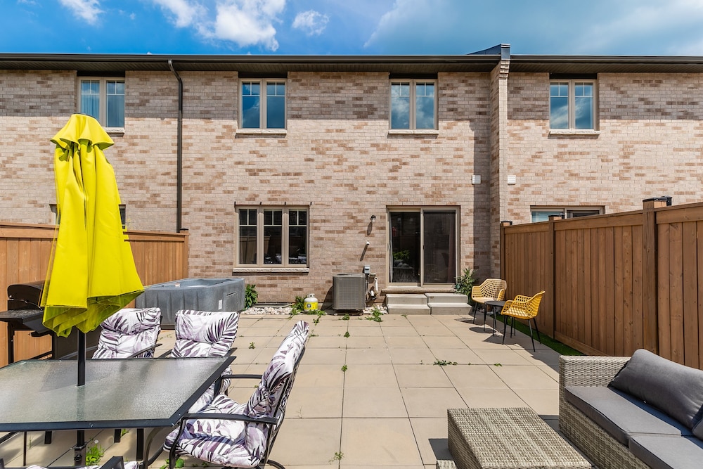 GLOBALSTAY. Waterfront 5BR Townhouse. Private HOT TUB, Gym, Sauna - Property Image 3