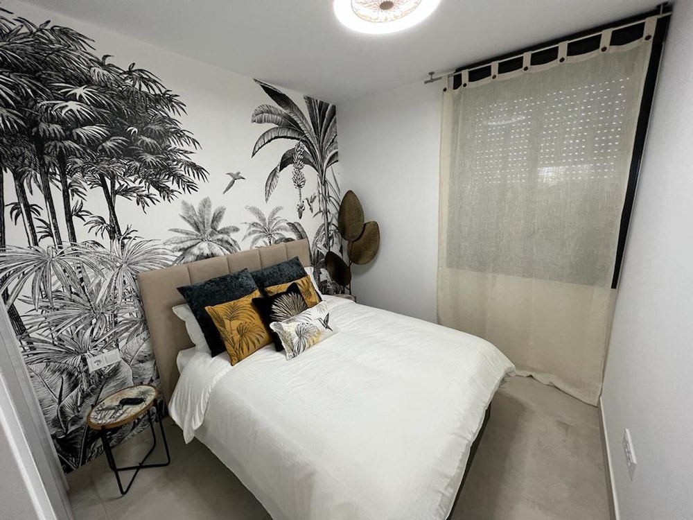 Outstanding 2 bed Apartment With Rooftop sea Views