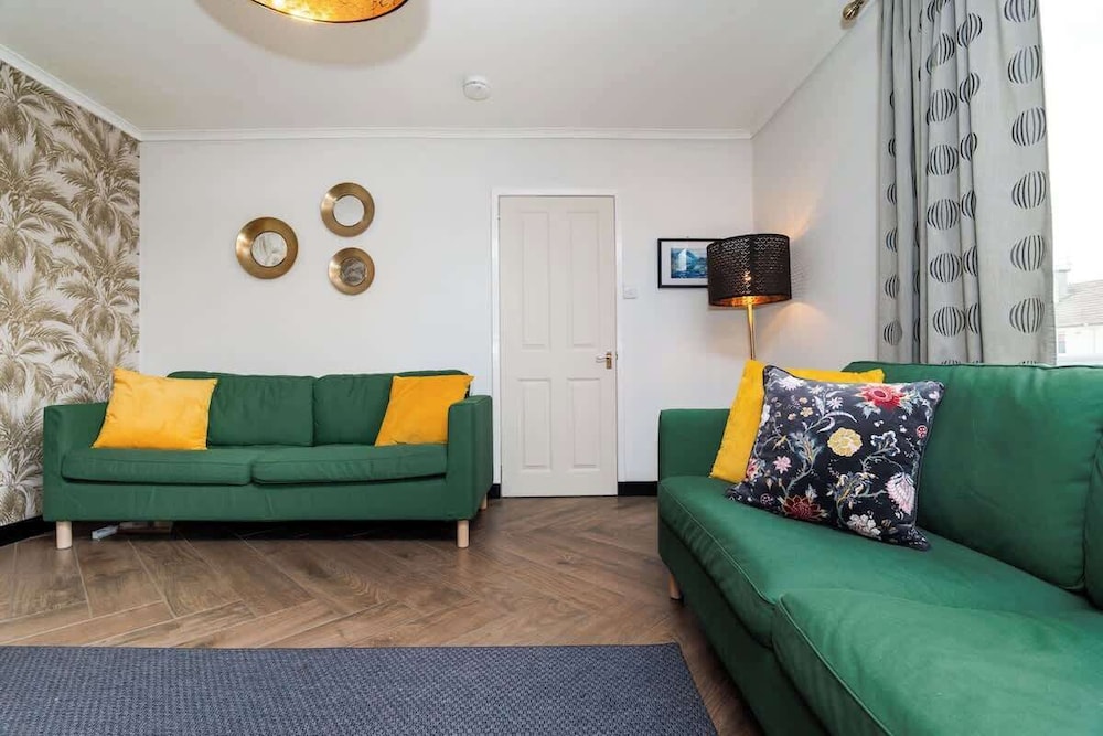 3 Bed House-free Parking