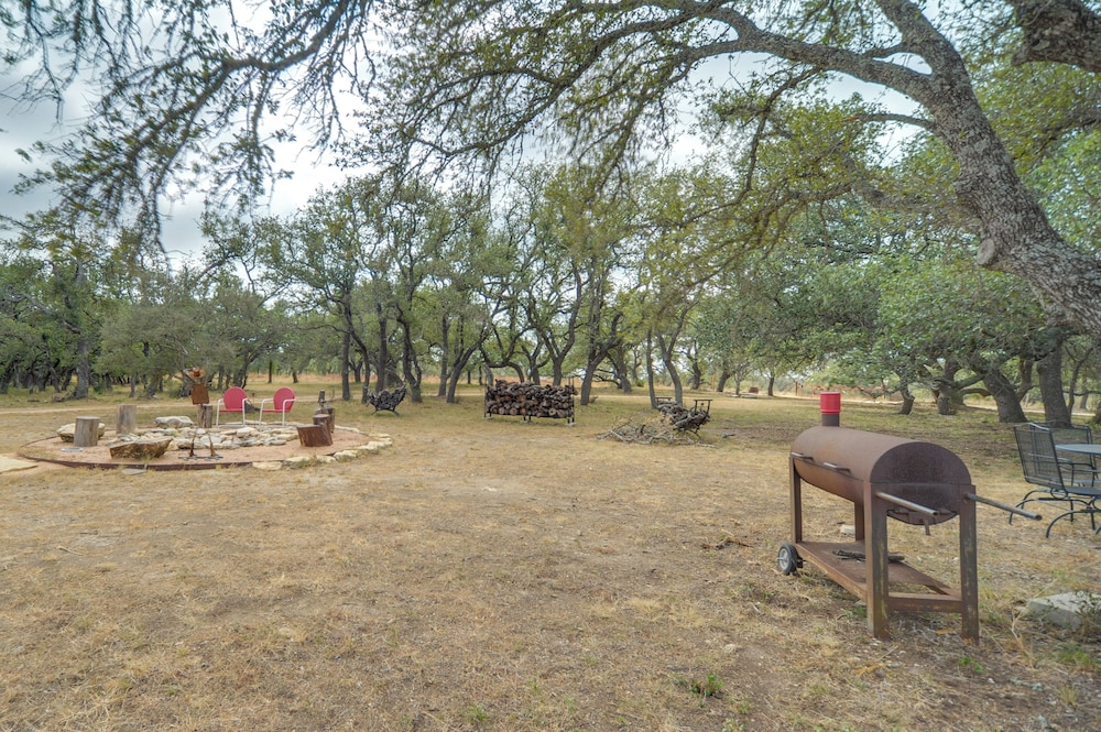 11 Mi to LBJ State Park - Couples Cabin Retreat!