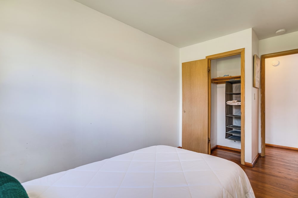 Menomonee Falls Condo 12 Mi to Lake Michigan!