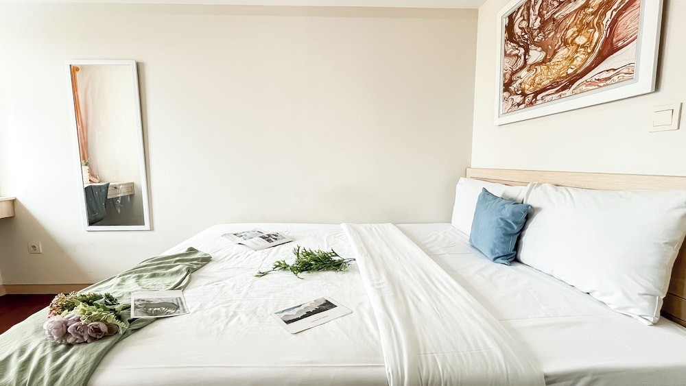 Cozy Studio Apartment Near Binus At Springlake Summarecon Bekasi