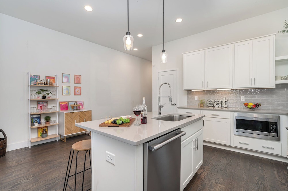 Jade - Private Patio and Balcony - Near Germantown