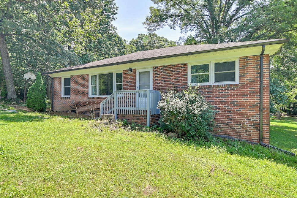 6 Mi to Uptown: Pet-friendly Home in Charlotte
