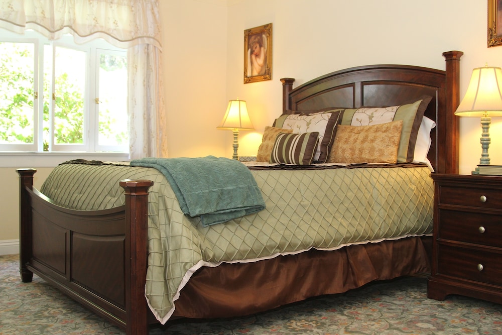 Monarch Cove Inn