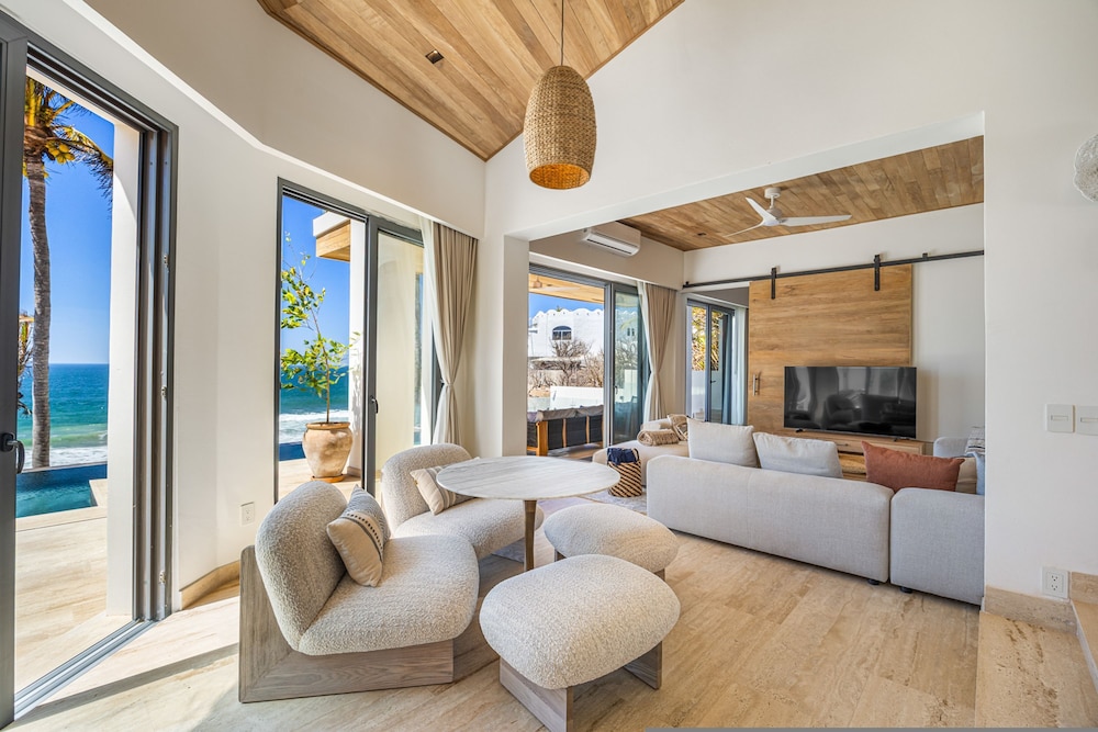 Private Careyeros Oceanfront Living