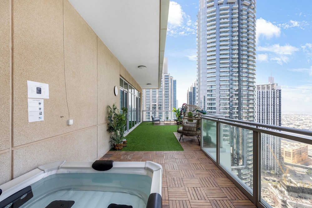 Durrani Homes - Alluring 5BR Penthouse with Burj Khalifa and Fountain View