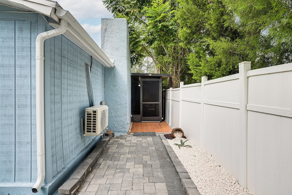 Screened Porch: Tampa Studio 4 Mi to Busch Gardens