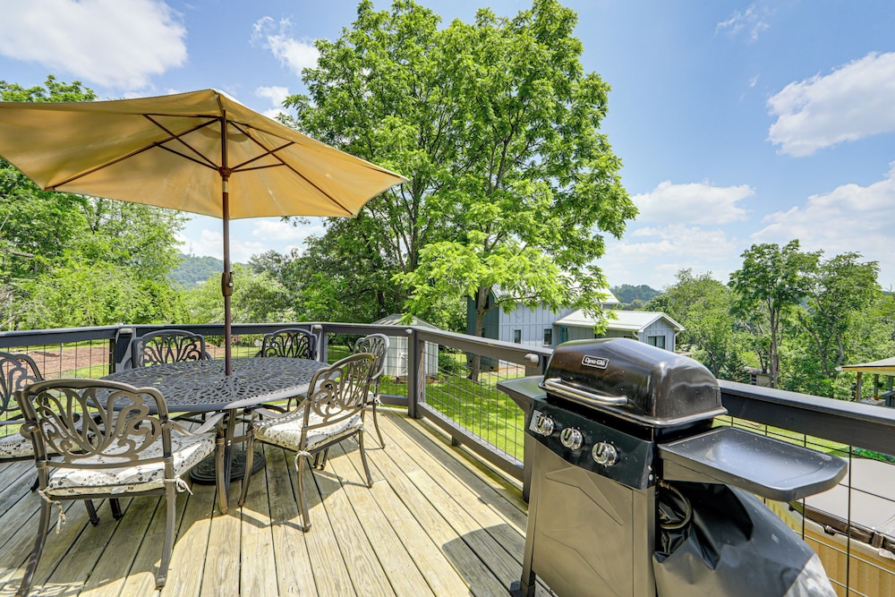 1/2 Mi to River Arts District: Home w/ Deck!